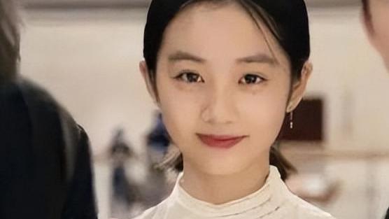筱原凉子|黄磊16岁女儿打扮成熟演话剧，却遭网友吐槽，网友：好孩子