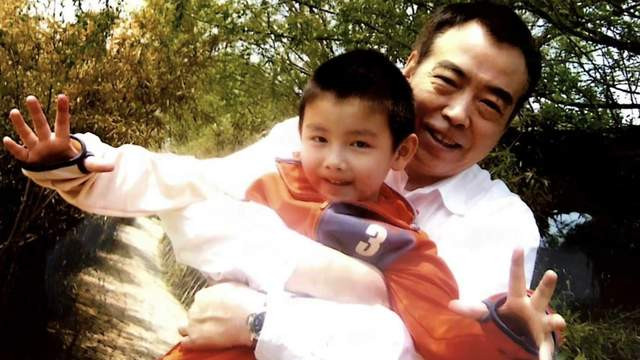 郑钧|磕头千次、跪地吃饭、当众打母、以脚踹父…明星教的孩子差别真大