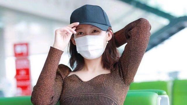 李沁|李沁的显瘦搭配火了，用“面料纹理”打造曲线，穿出好身材并不难