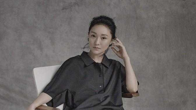 穿衣搭配|周迅又现简约高级穿搭，穿黑色polo衫配半身裙，满满的高级范