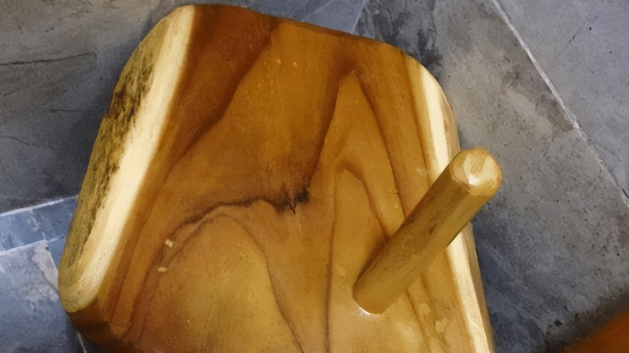 酒店卫生间开始有这种椅子了？这设计用来干什么的？我可没多想啊