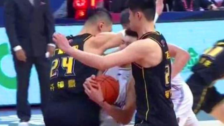 许钟豪|姚明主持公道！CBA重罚许钟豪：停赛3场罚款10万！苏群说了句公道话