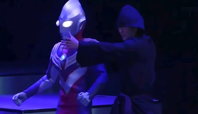 舞台剧|特利迦舞台剧第四场：两代黑暗巨人展开大战，赛迦被小金牛击退？