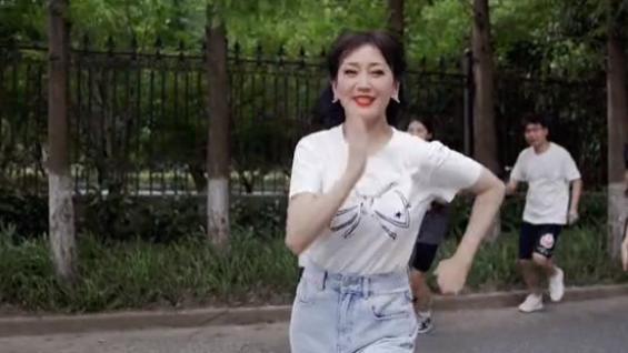 赵雅芝|69岁赵雅芝公园领跑锻炼！跑得比年轻人还快，身材苗条少女感十足