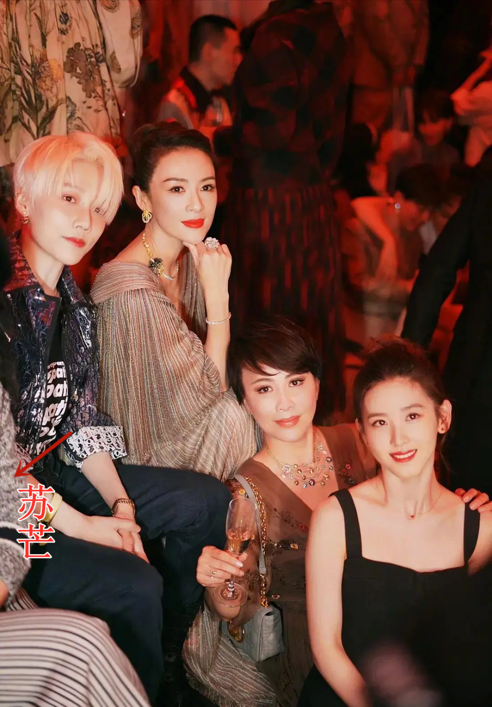 明星在资本面前有多卑微? 合照只能站着, 为富婆伴舞, 还要当跑腿