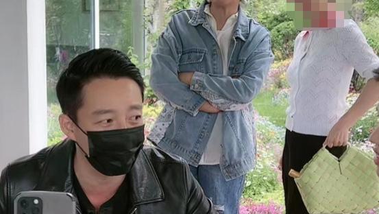 汪小菲|汪小菲偶像包袱太重，戴着口罩直播卖货，网友：把口罩拿下来！