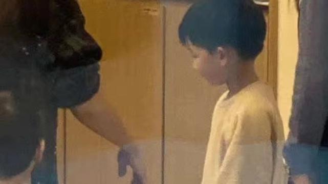 全智贤|全智贤带娃被偶遇，俩儿子身穿名牌长大不少，兄弟俩同框画面温馨