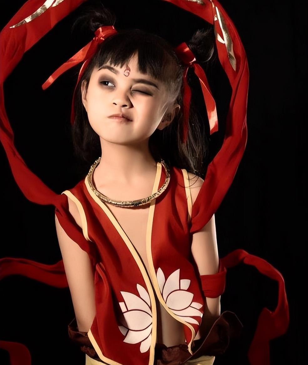 女孩|天赋异禀,7岁小女孩COS“哪吒”火了,动作表情没有丝毫区别