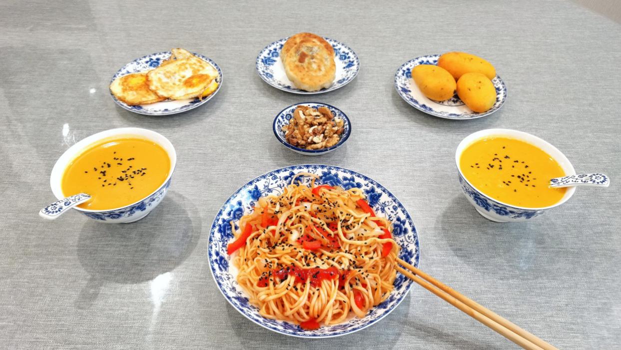 鸡蛋|两口子的早餐不将就，早起10分钟做好四样，端上桌丈夫偷偷笑