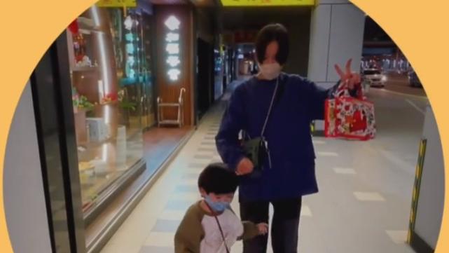 网络安全|陈意涵机智解决儿子不想走路，将走路变跳格子游戏，小初玩得好开心