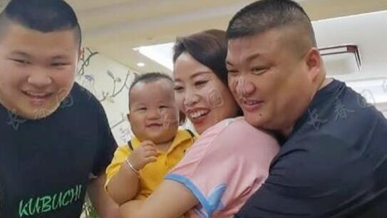 草帽姐|41岁草帽姐的1岁孙子曝光，祖孙三代同框共用一张脸，基因好强大