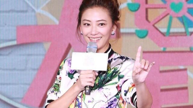 应采儿|怪不得应采儿这么可爱，彩色的服装时尚炫酷，看不出奔四了