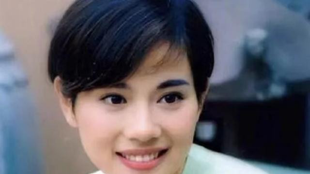 判若两人！香港知名女星近照被指面目全非，嫁小9岁老公爱得甜蜜！