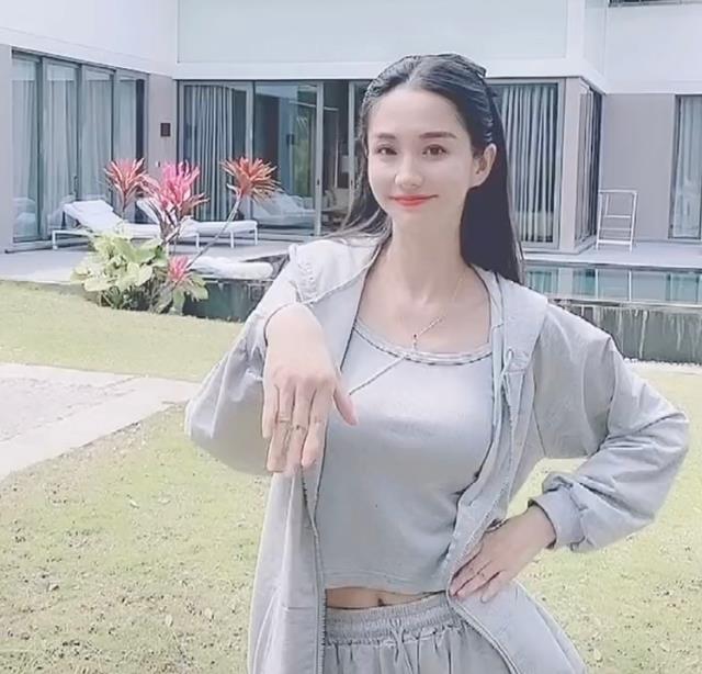 蓝心妍|蓝心妍别墅草坪上热舞，皮肤娇嫩肚脐眼旁未见赘肉，网友：极品