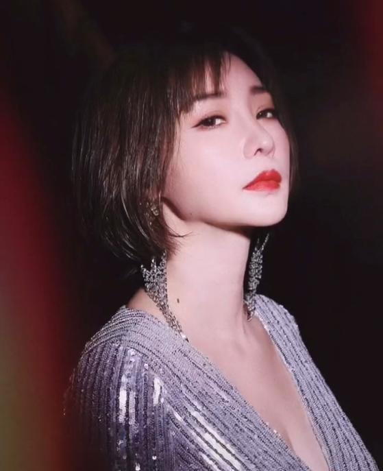 柳岩|经纪人酒店给柳岩拍照，摆pose神秘撩人，久未露脸仍风韵犹存！