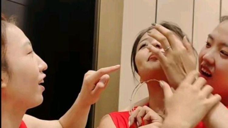 女排|女神形象尽毁！女排美女当众被挖鼻孔，丁霞下手，张常宁人形捆绑