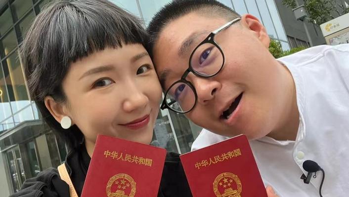 郝劭文|郝劭文520官宣结婚！晒结婚证亲吻妻子太甜蜜，乐当7岁孩子的继父