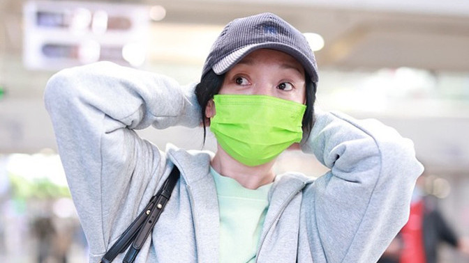 与君初相识|周迅恋爱后注意形象！穿拉链卫衣皮筋裤赶机，素颜戴绿口罩好抢镜