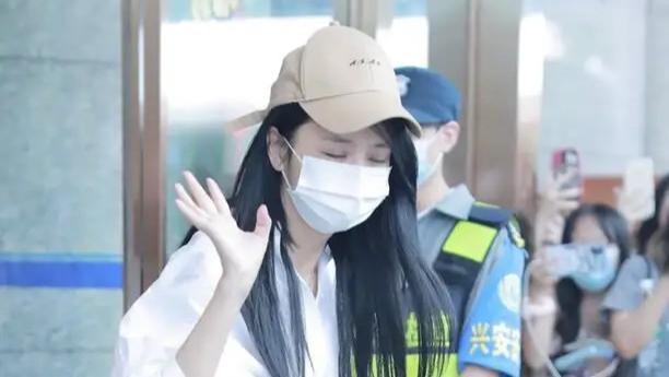 穿衣搭配|佟丽娅真不把自己当明星！衬衫短裤赶机好朴素，大批粉丝接机人气旺