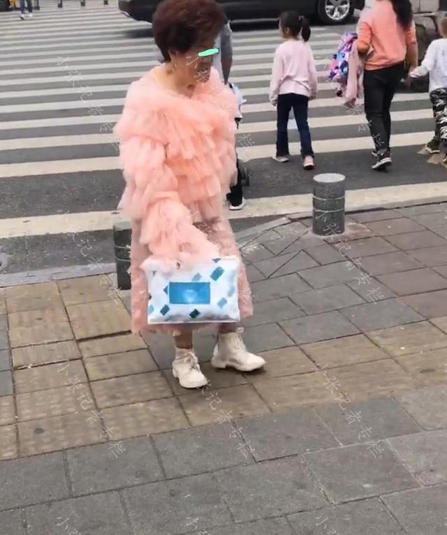 70岁老太太身穿粉色连衣裙，行走在大街上，引发网友热议
