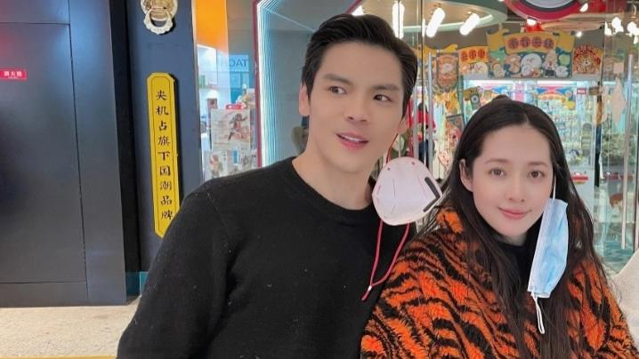 郭碧婷|向佐夫妇逛街被遇！郭碧婷身材臃肿手护腹部，被猜怀二胎六七个月