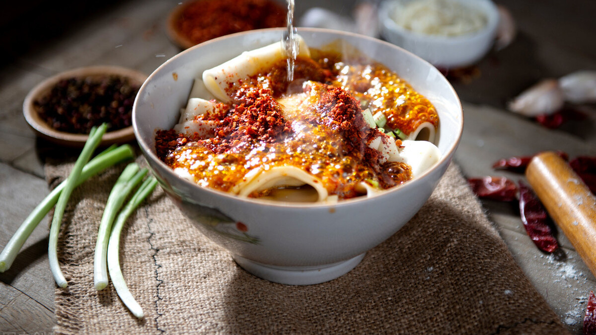 油泼面|给老婆孩子做的油泼面，家庭版超无敌好吃的家常油泼面～