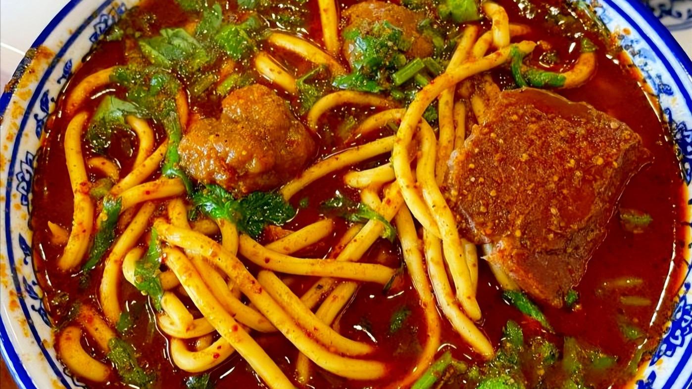 山西临汾牛肉丸子面，当地特色美食，香辣解馋又过瘾，好吃到流泪