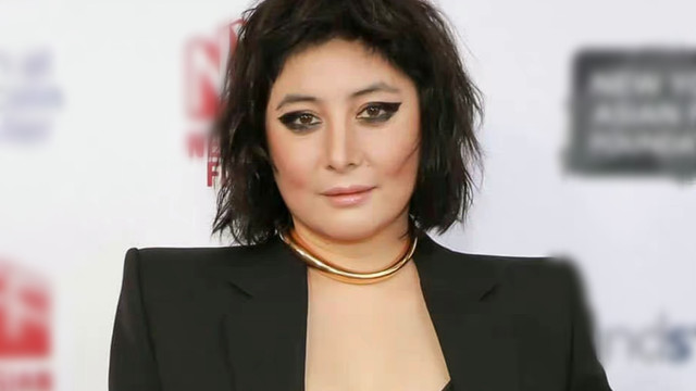 何超仪|赌王千金何超仪模样大变！化浓烟熏妆穿内衣走秀，身材发胖认不出