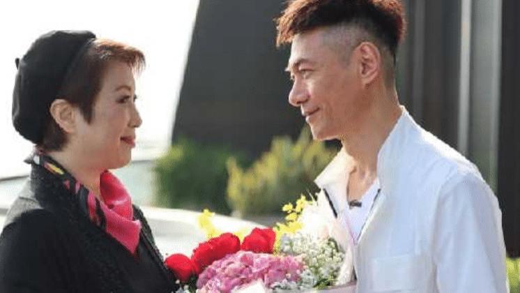 江华|江华大8岁妻子受访时落泪，自曝倒追对方，担心被嫌弃，想过离婚