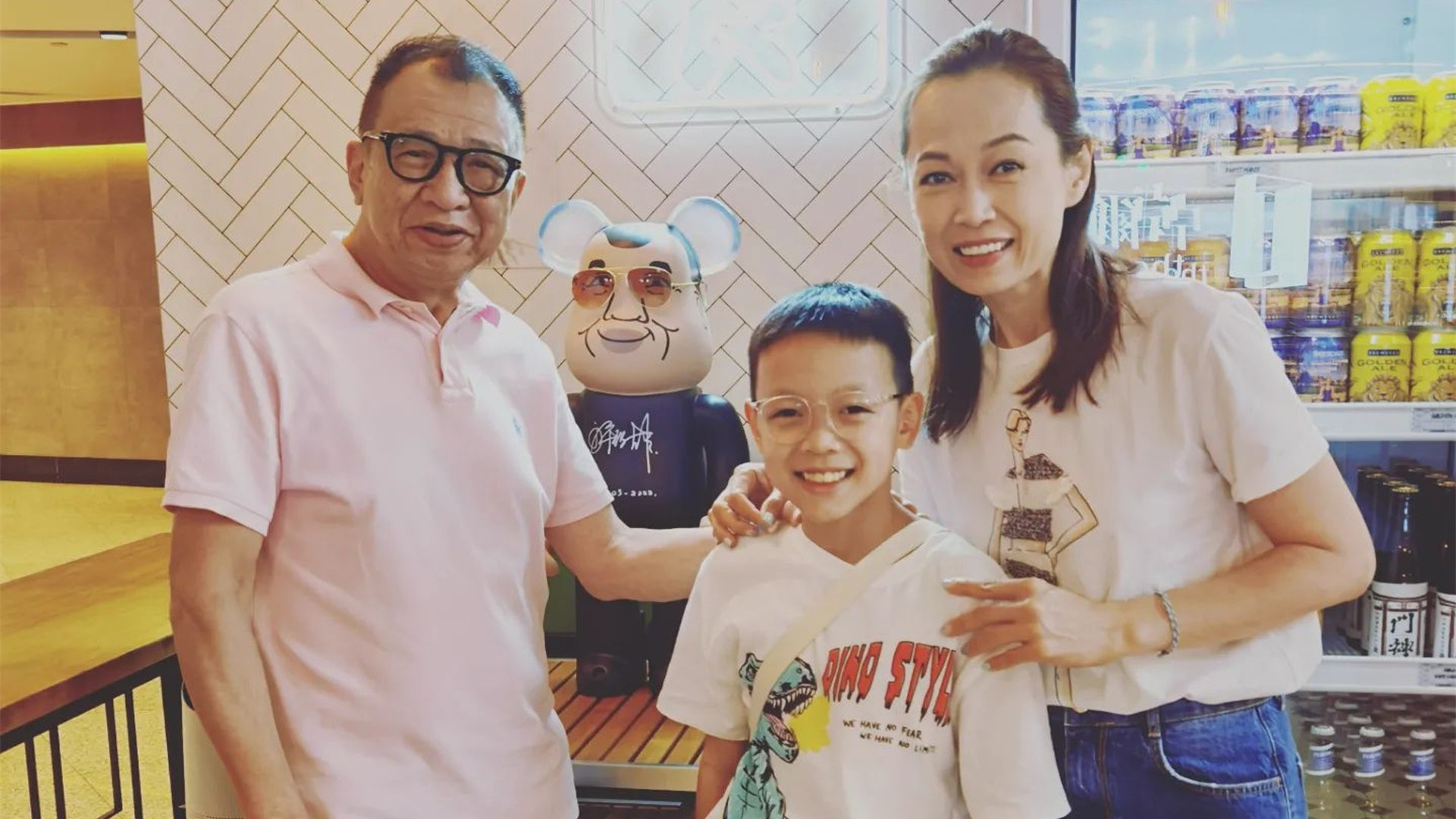 许绍雄|许绍雄定居新加坡开餐厅，TVB女星携子前来探望，开心合影心情好