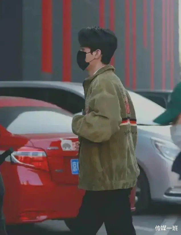 春晚彩排后台采访:邓超拒绝孙俪陪自己,王嘉尔点外卖陪爸妈过年