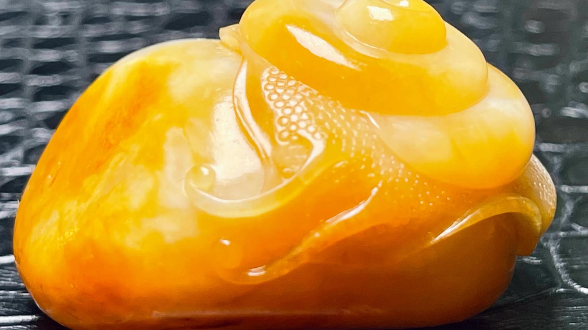 雕刻|百里挑一的“金包银”，为何要雕一只蜗牛？和田籽料“安居”！