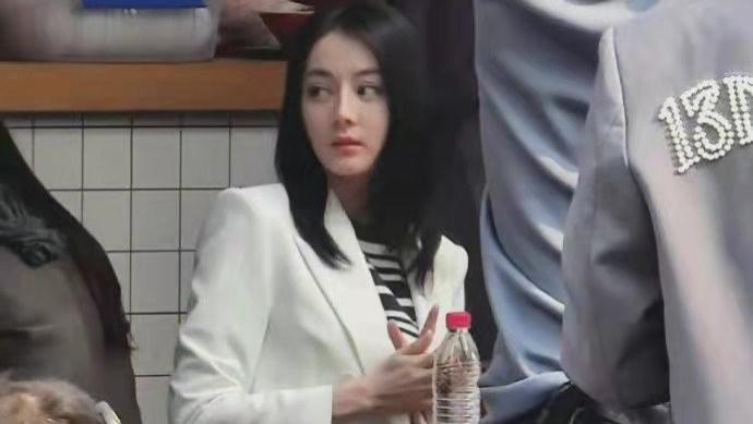 迪丽热巴|下班途中偶遇《公诉精英》剧组，网友大赞热巴美貌