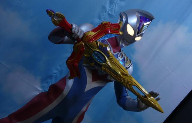 acgn漫评|德凯奥特曼：等比例奥特双重剑官方实物 新生代最长最大的剑武器