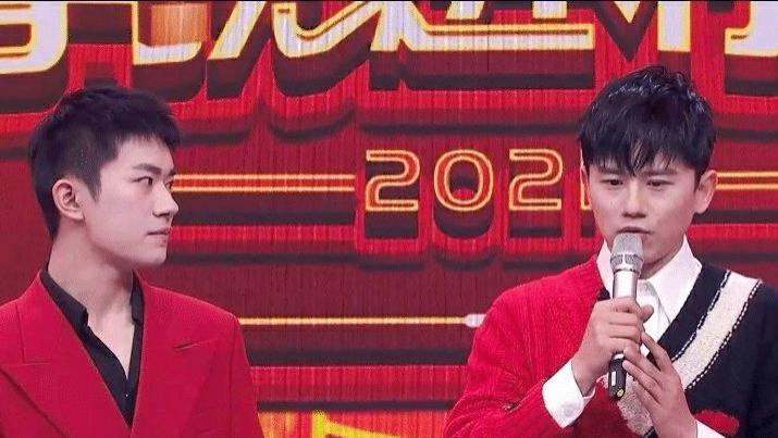 张杰|易烊千玺与张杰同框，弟弟身高遭质疑，同穿平跟鞋比180的张杰矮