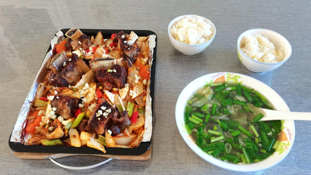 蔬菜|夫妻俩的午餐，一大盘烤肉和蔬菜，端上桌丈夫直夸赞