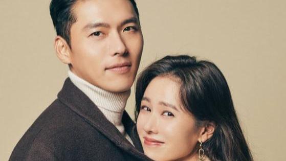 玄彬|孙艺珍玄彬喜帖曝光：封面没有图案，用烫金漆封印的白纱包装