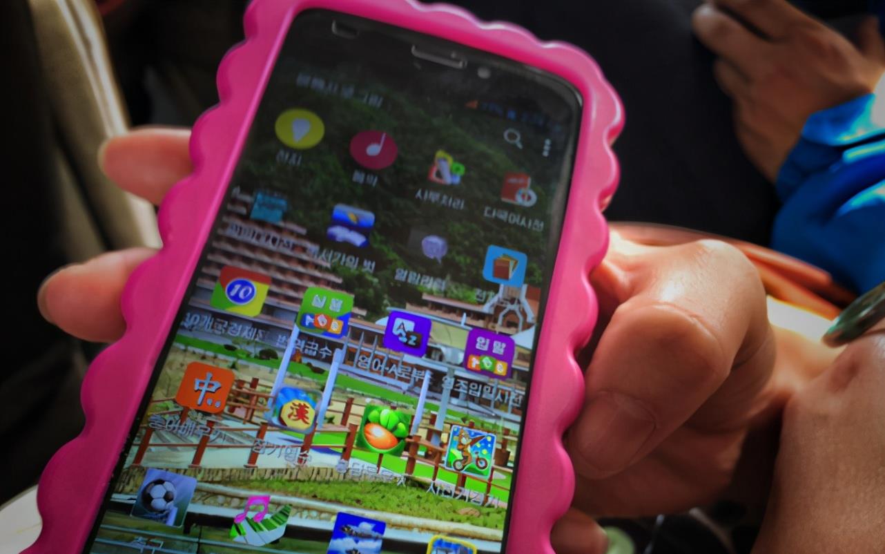 闪存|朝鲜女导游玩中国游客手机,感叹手机功能强大