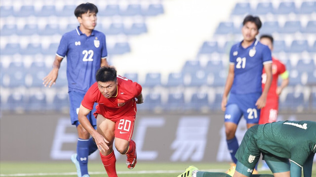 国足|4-2！恭喜中国男足！国产新C罗出炉，1场4球+伤退，泰国门将摇头