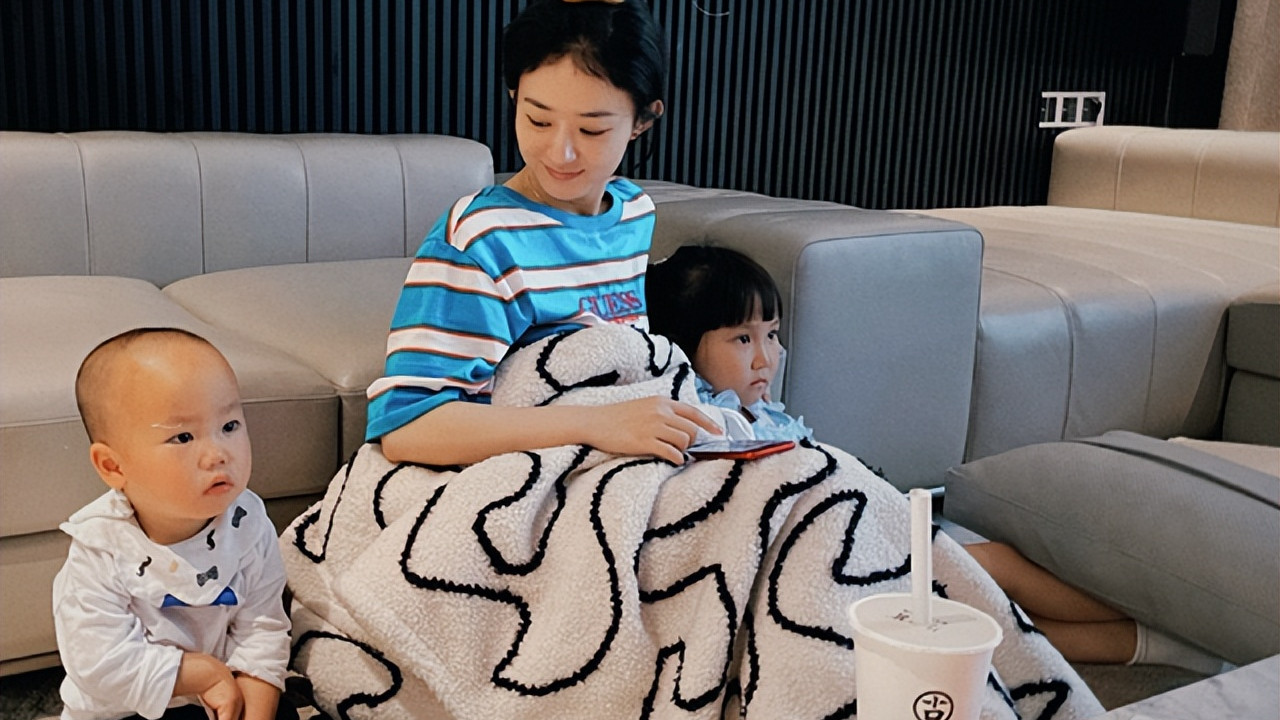 赵丽颖|想儿子了！赵丽颖揽着闺蜜孩子一脸温柔，与李盼彻夜长谈诉心思