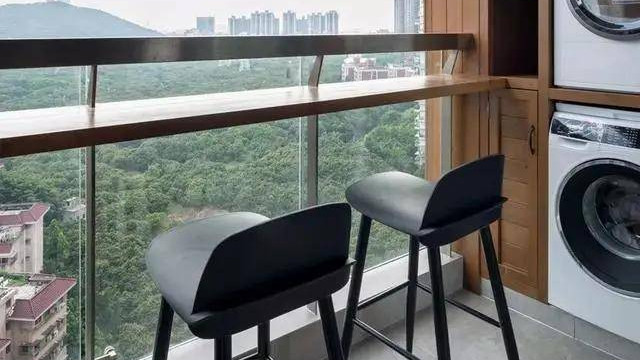 在阳台靠窗的位置装个小吧台，喝茶观景，不要太惬意！