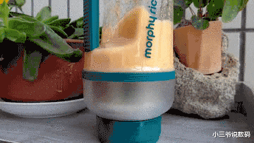 |摩飞便携榨汁桶：随时补水，40秒鲜榨，喝出美美好肌肤！