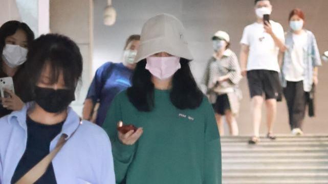 赵丽颖|赵丽颖全绿搭配好亮眼，运动装也能显出好身材，少女感一点没减