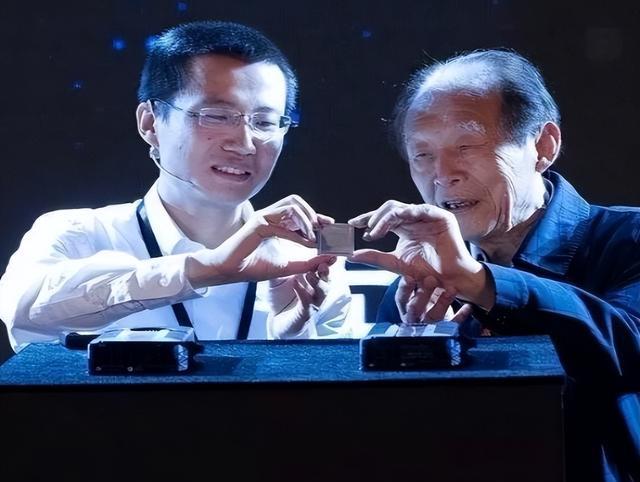 芯片|仅4个月,中企进口芯片减少240亿片!美院士:后果很严重