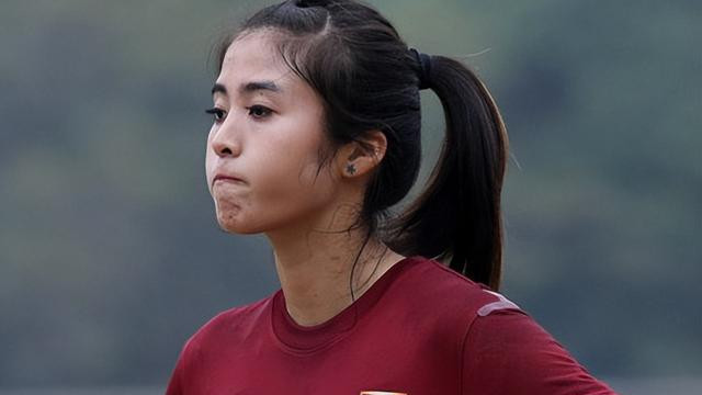 赵丽娜|31岁国脚赵丽娜转型时尚界！颜值在线登杂志封面，至今单身被催婚