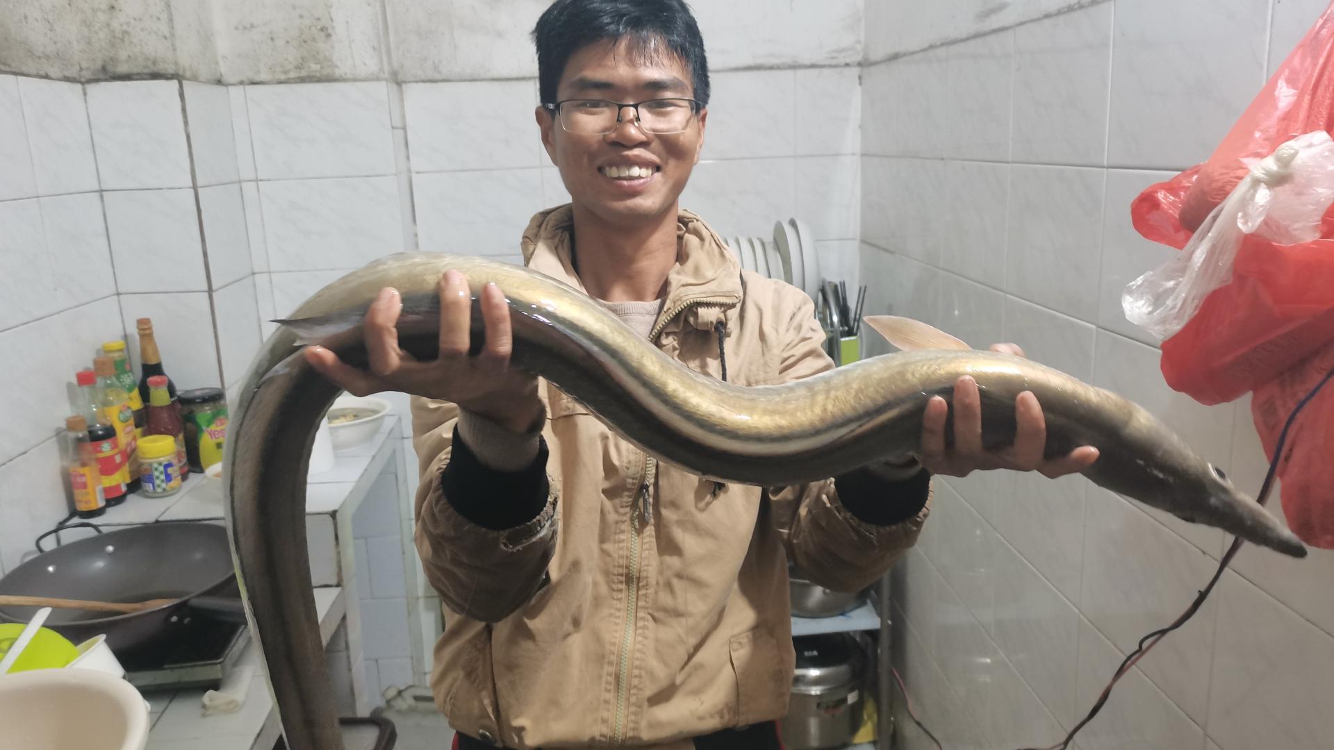 湛江|钓鱼赔钱吗？湛江一对80后夫妻出海钓鱼，五年后买房买车