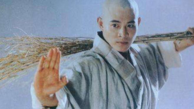 李连杰|不会太极拳，却饰演张三丰，李连杰为何演的这么好？总结起来就俩字：敬业！