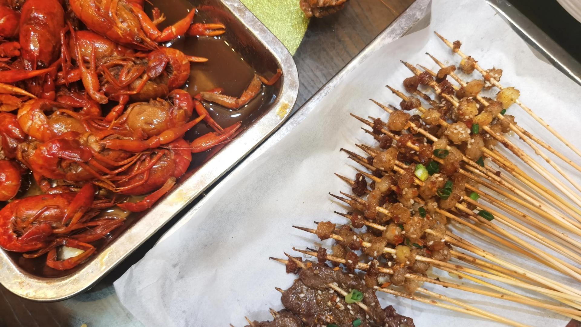 牛腩|小龙虾、铁锅蛙、酸菜肥肠、烤牛油…每道菜都能品尝到惊喜