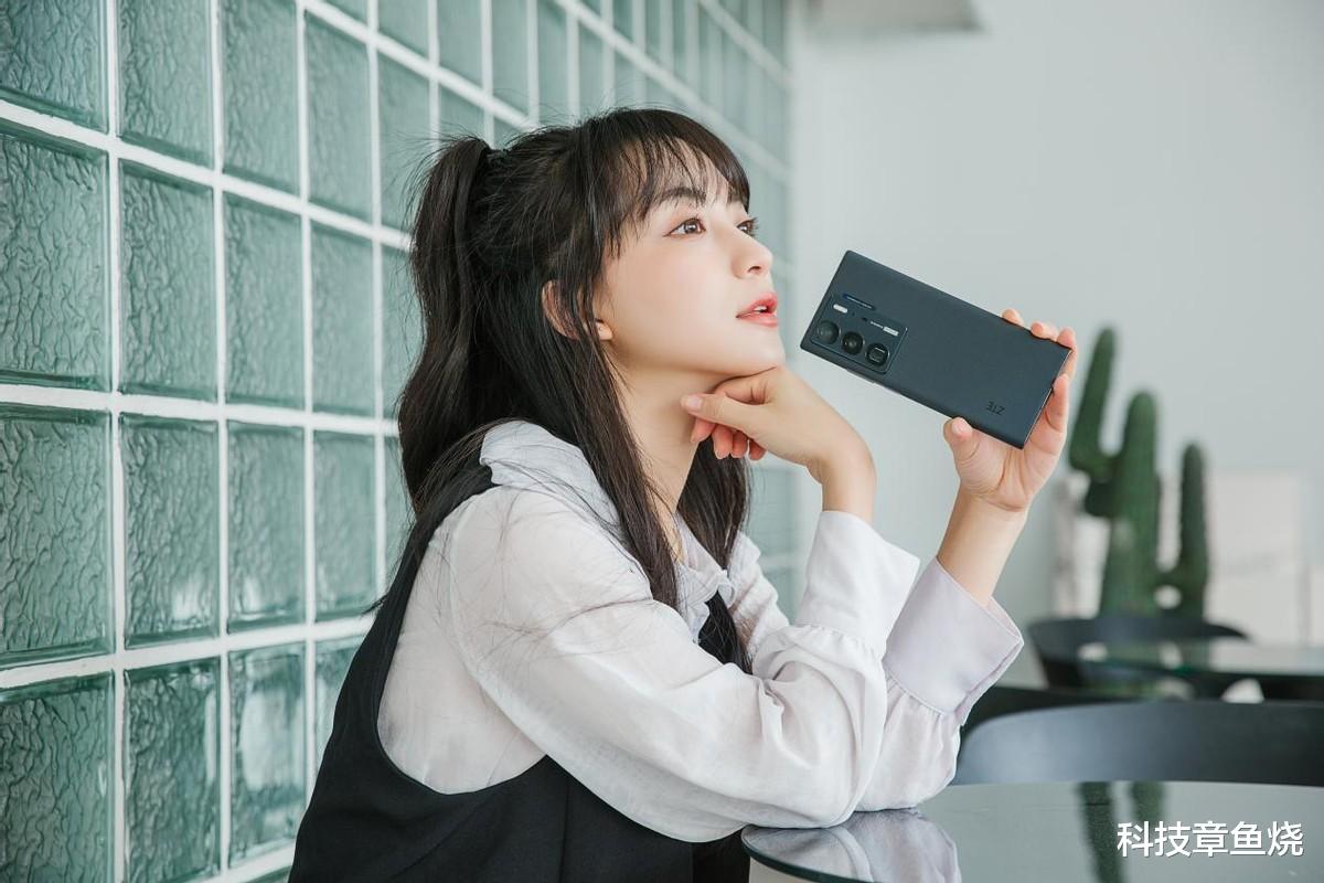 固态硬盘|目光移不开啊!妹子与中兴Axon 40 Ultra我都喜欢