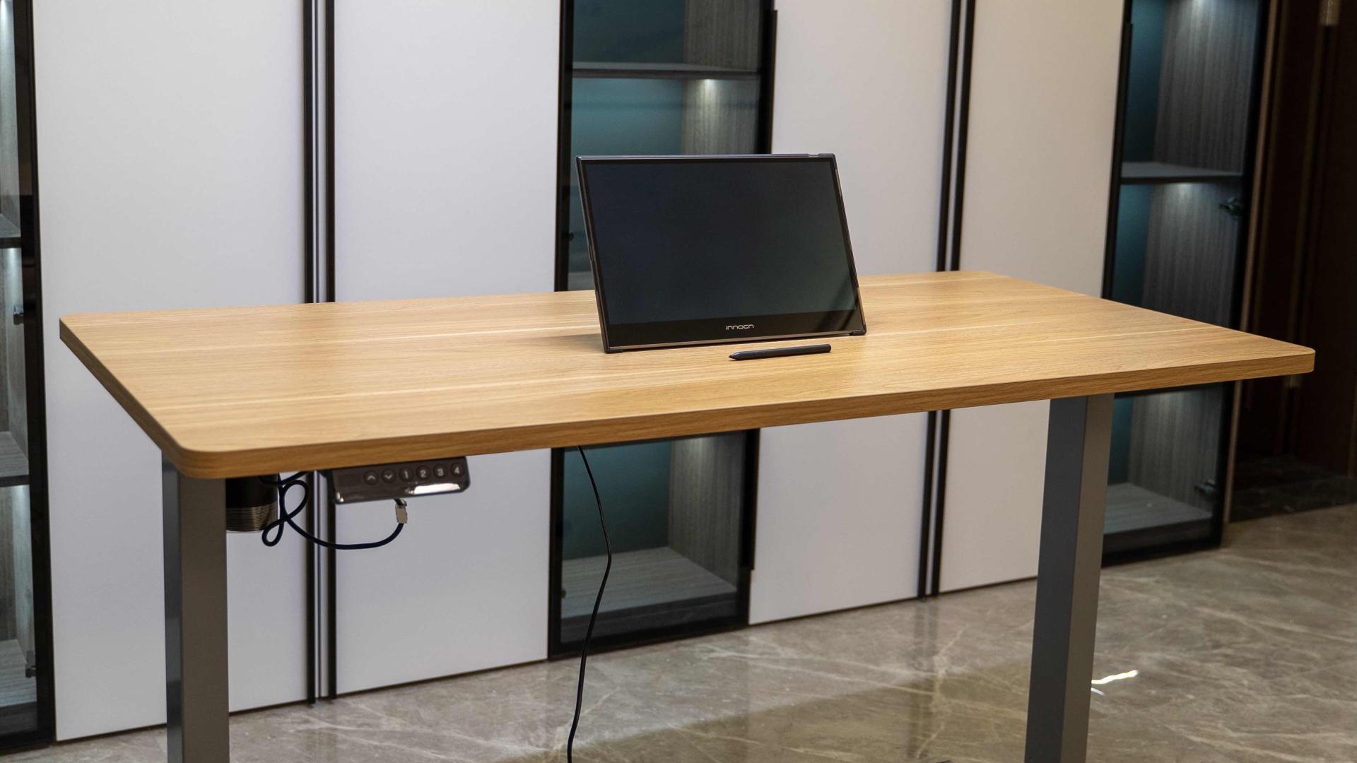 第一套精装房到手，第一件家居我自己买了台FS升降桌